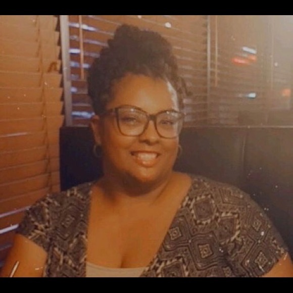 Meet your Posher, Amanda - Picture 3 of 4